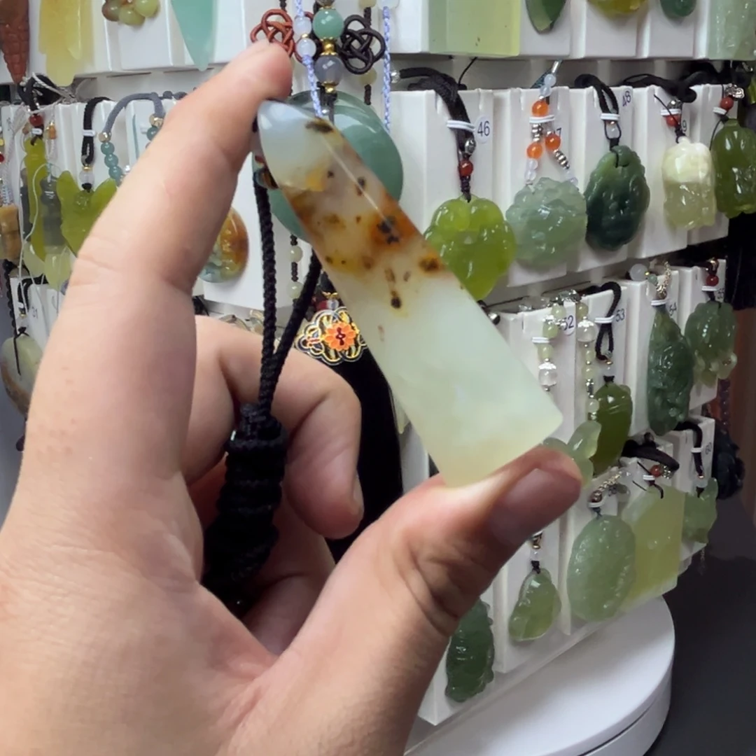 蛇纹石玉未镶嵌颈饰