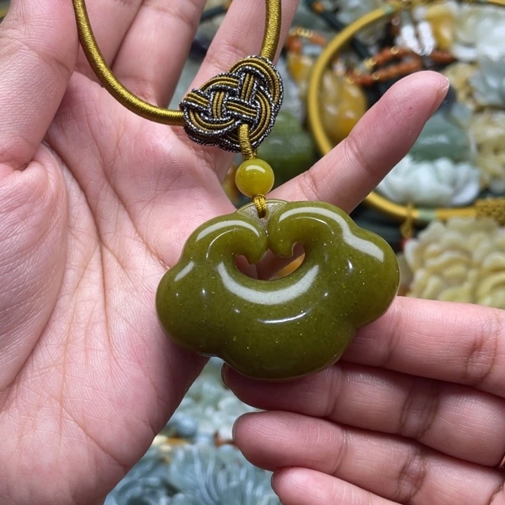 蛇纹石玉吊坠合金