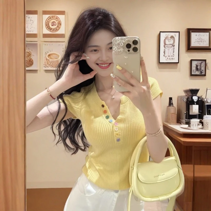 百搭时尚显瘦洋气韩版小众设计感夏季女装上衣，冰爽丝彩色纽扣领