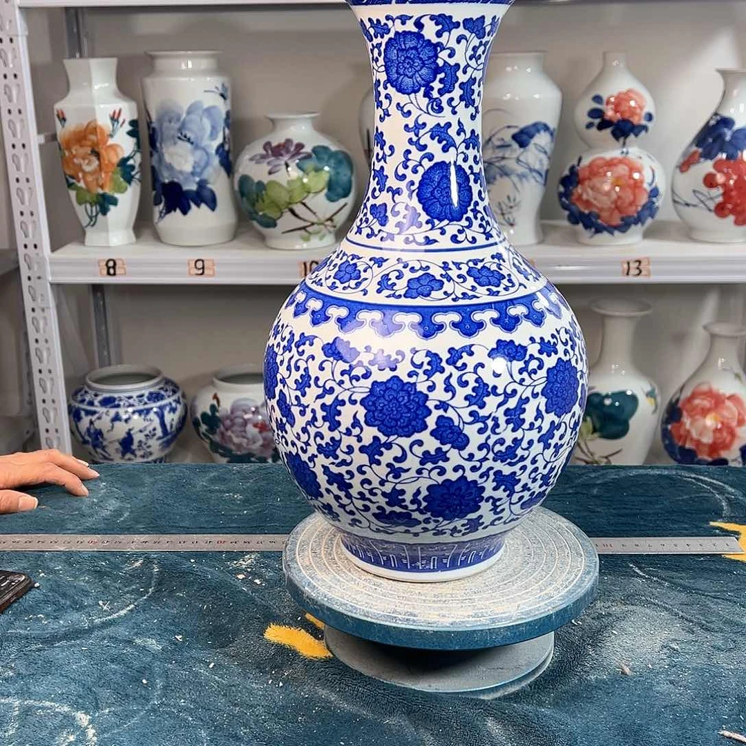 摆件景德镇陶瓷缠枝