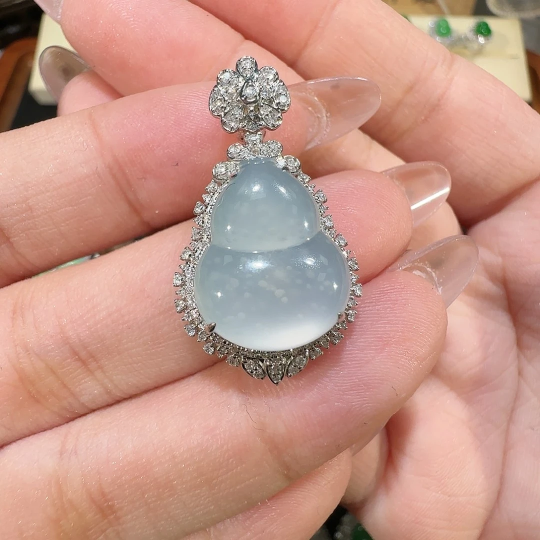 【闪购商品】颈饰18K金镶嵌翡翠