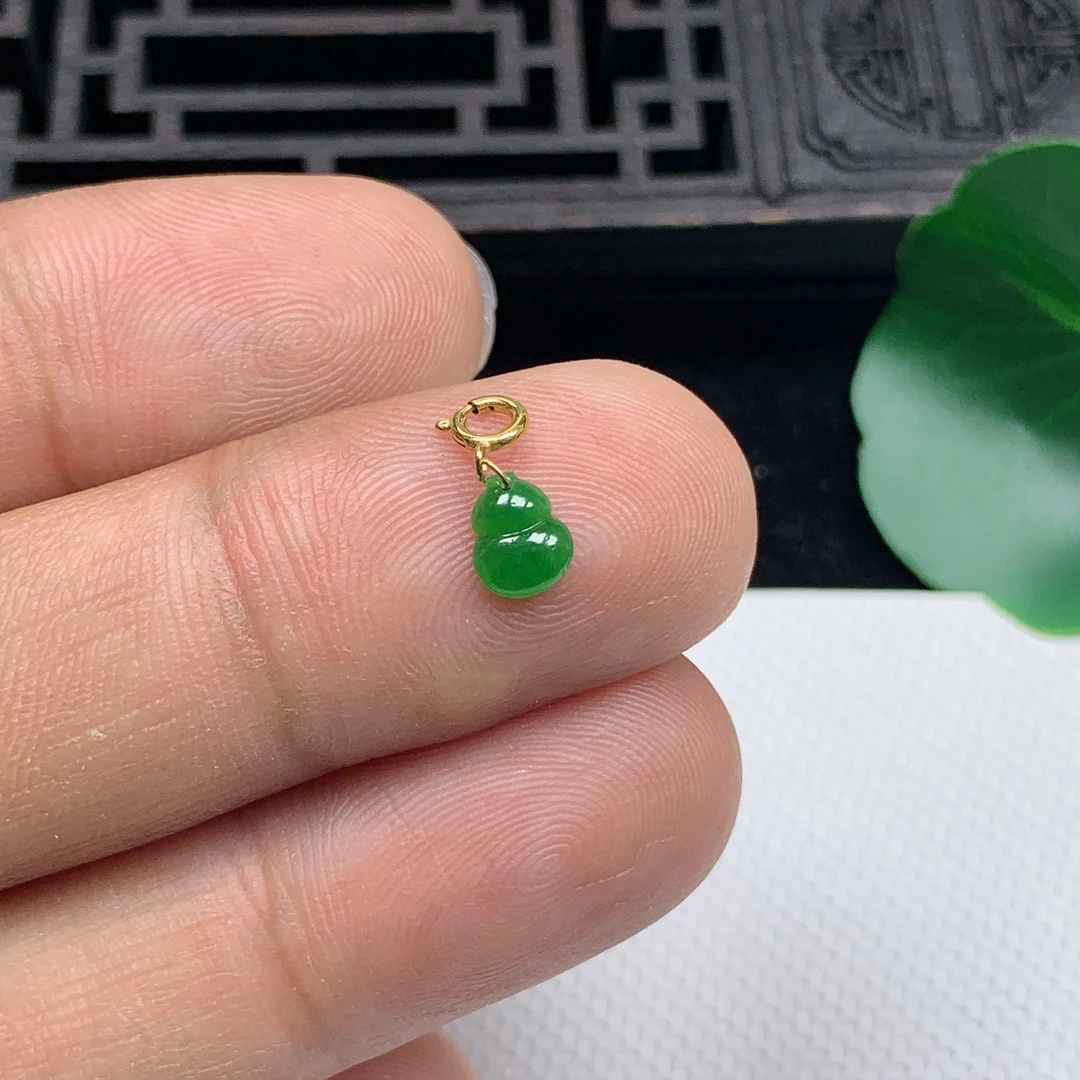 缅甸天然翡翠A货18K金扣精美满绿小葫芦吊坠尺寸6.1*5*1.4mm
