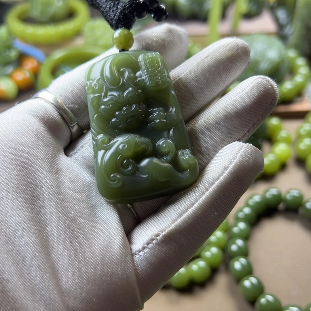 岫岩老玉（透闪石质玉）未镶嵌挂件微瑕