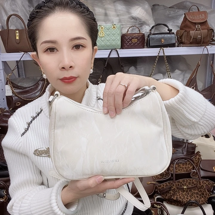 蚕丝小牛剖层皮革PU