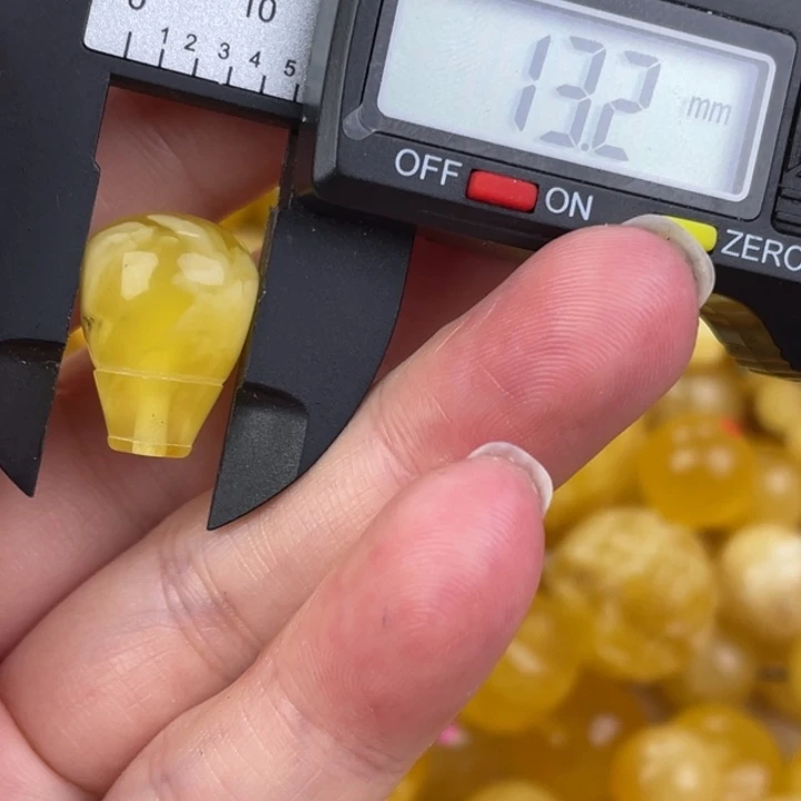 蜜蜡未镶嵌裸石微瑕有坑457