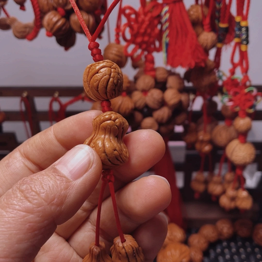 木质类龙纹桃枭挂件