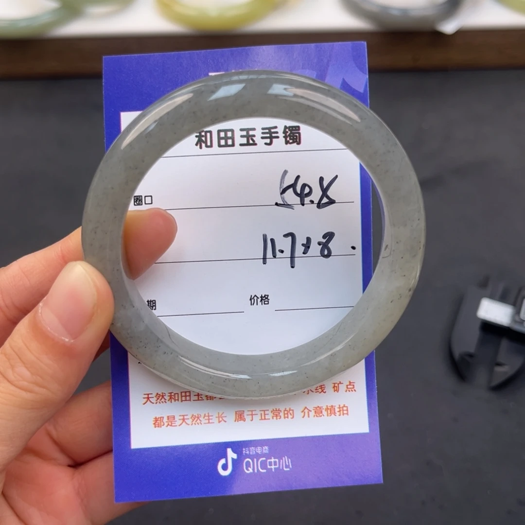 哎***°和田玉未镶嵌手镯