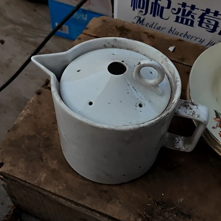 瓷片盘子碗茶壶啥都有
