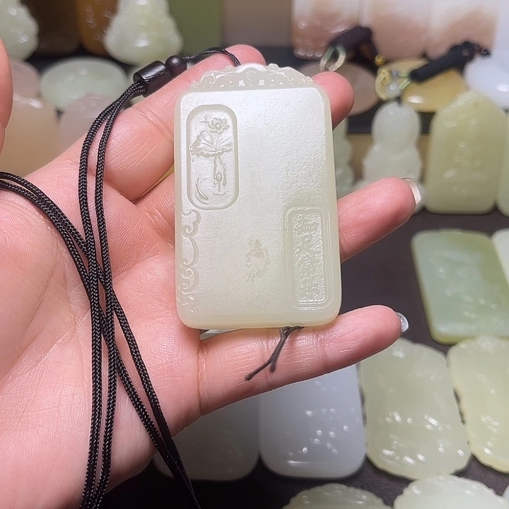 宇***下和田玉未镶嵌颈饰