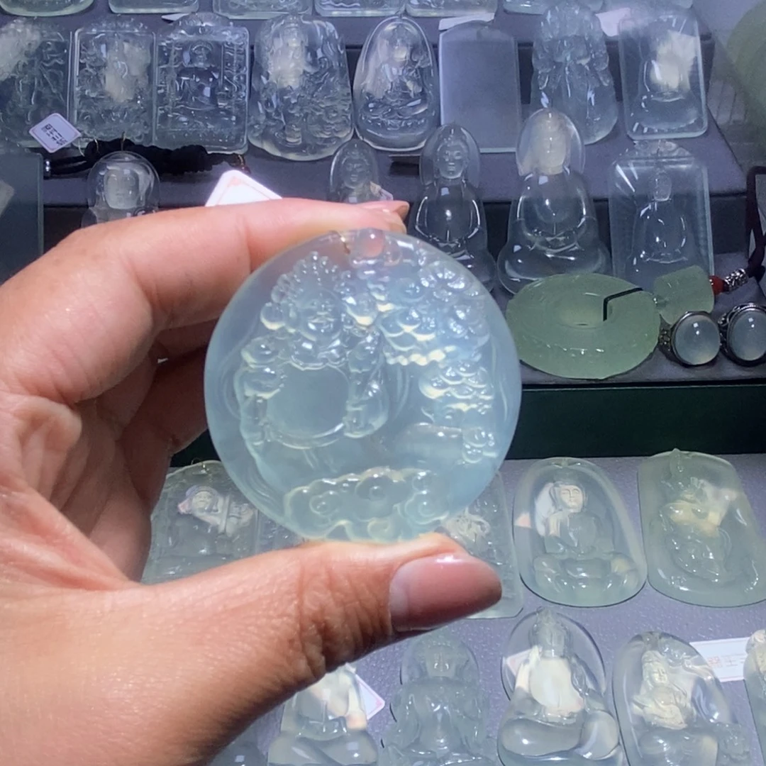 岫玉未镶嵌颈饰财神