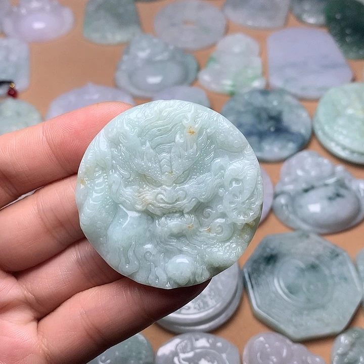 翡翠未镶嵌颈饰龙牌