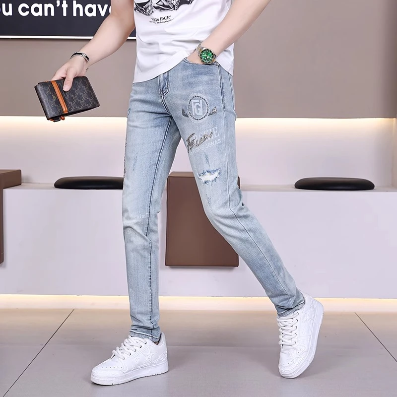 复古潮牌新款帅气个性潮流男士牛仔裤刺绣印花浅色春夏做旧蓝色潮