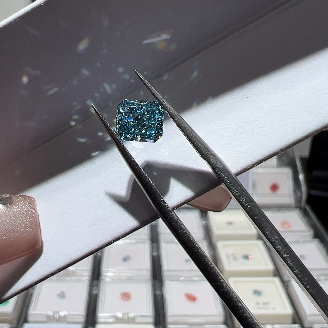 合成钻石裸石中彩蓝1.1ct雷迪恩