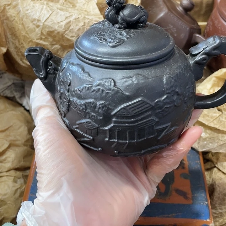 茶壶紫砂矿泥料手工制作的一把紫砂壶。