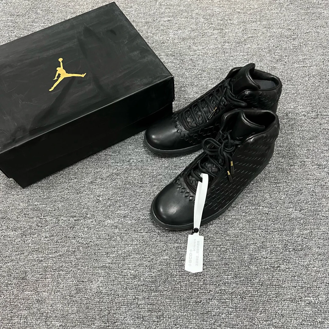 95新 maje jp117 007979 黑色复古篮球鞋 41码