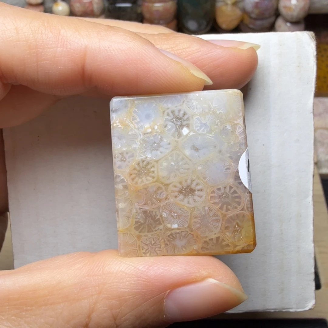 硅化玉未镶嵌粉绿玻璃花，玉透闪闪