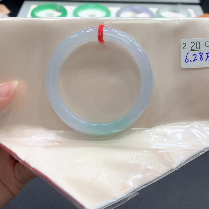 翡翠手镯未镶嵌翡翠