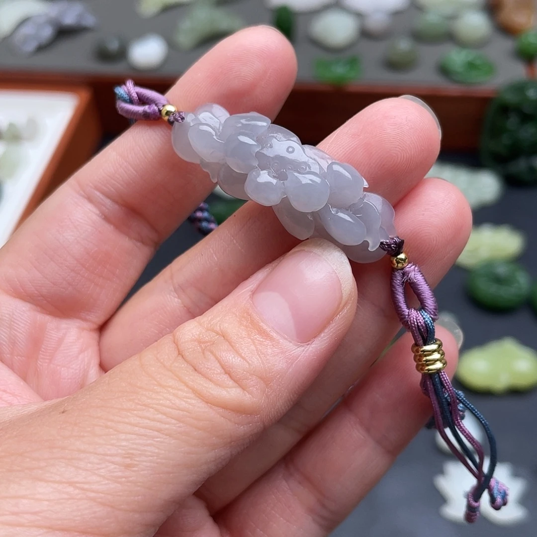 等***来和田玉未镶嵌颈饰烟紫莲花手牌