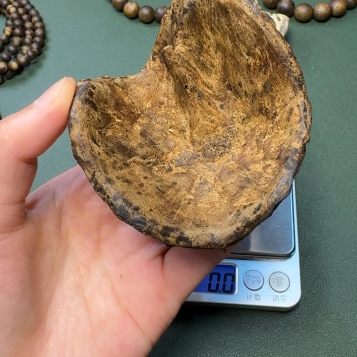 沉香手把件海南原母树莺歌绿壳子香老料43克