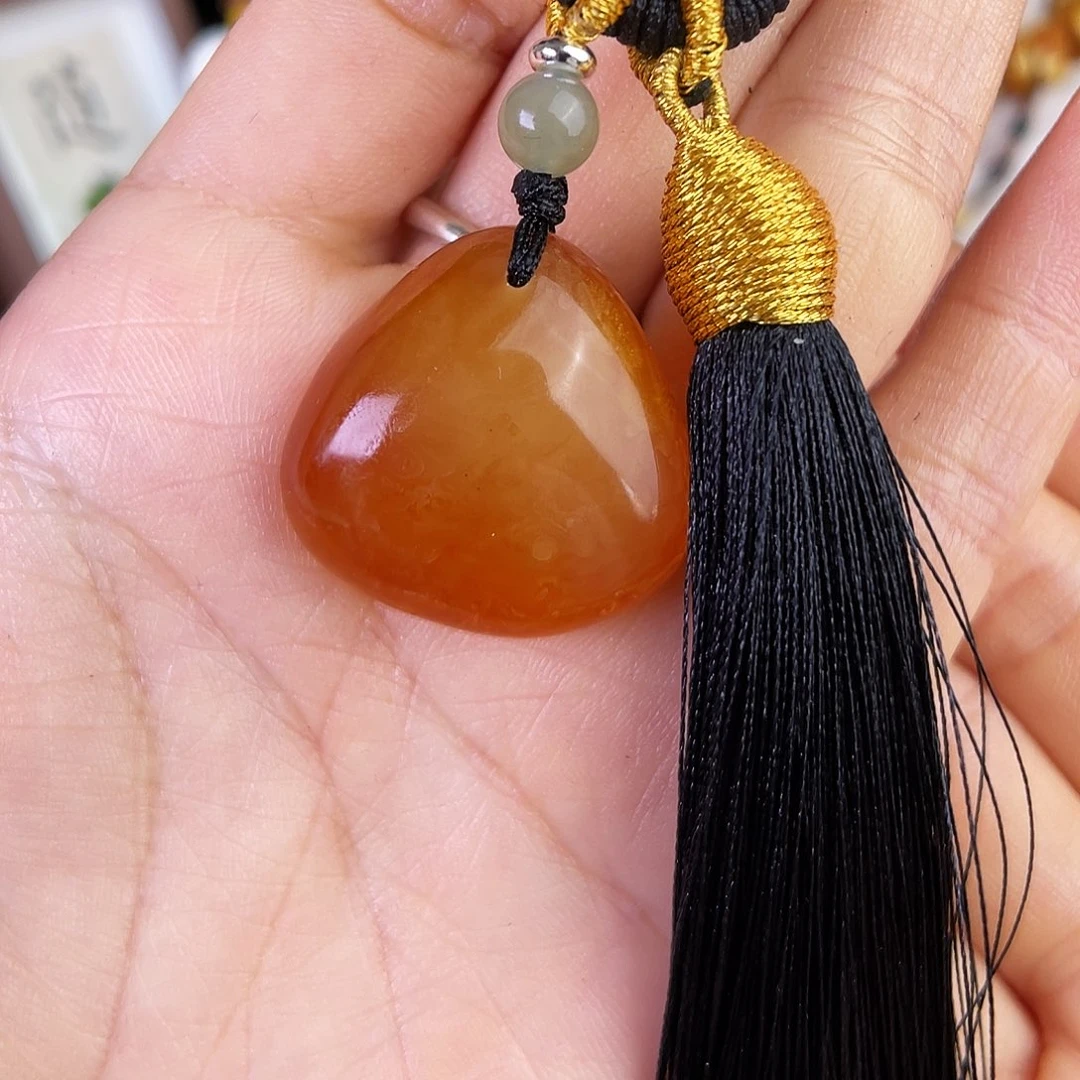 琥珀珠宝奇石未镶嵌。