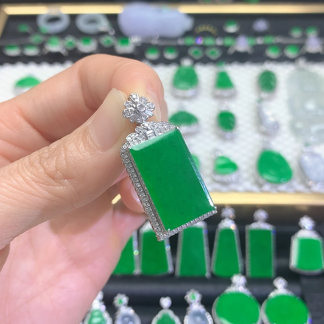 颈饰18K金镶嵌翡翠吊坠