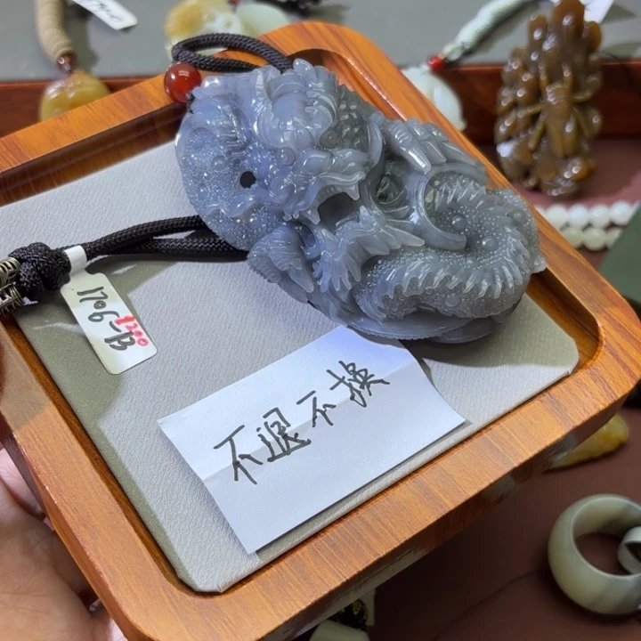 和田玉未镶嵌把件