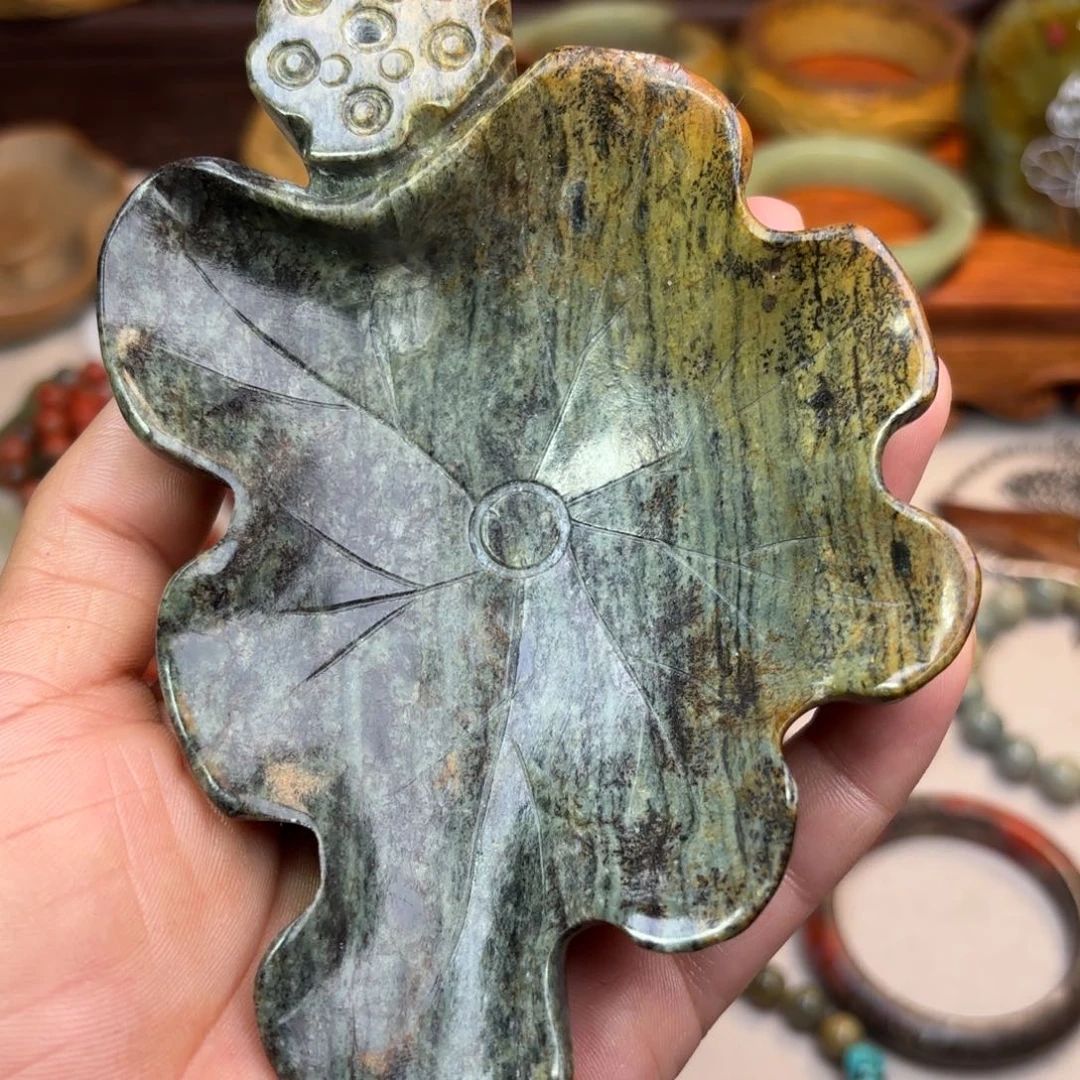 岫岩河磨玉（透闪石质玉）颈饰未镶嵌花*