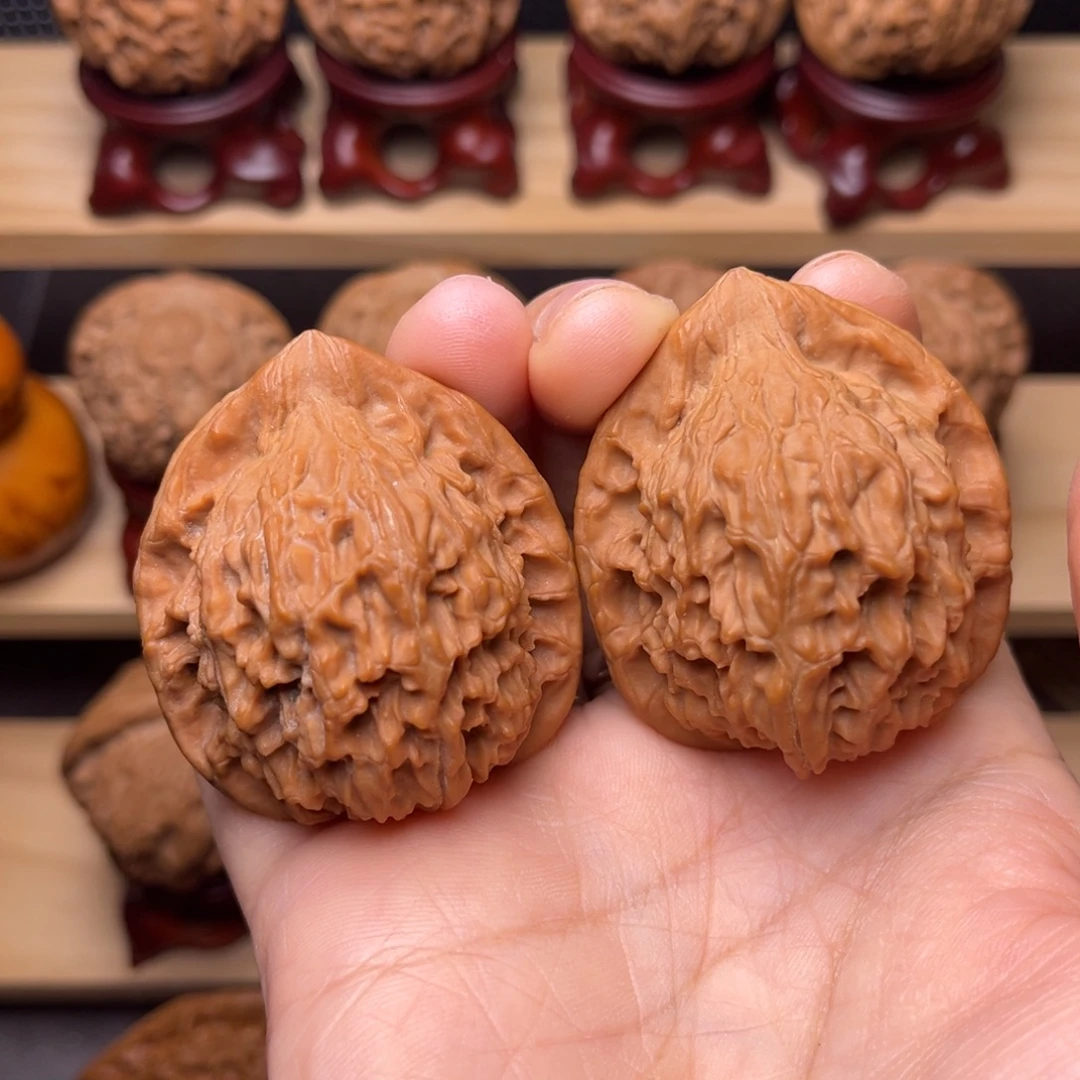 文玩核桃吊坠红狮子