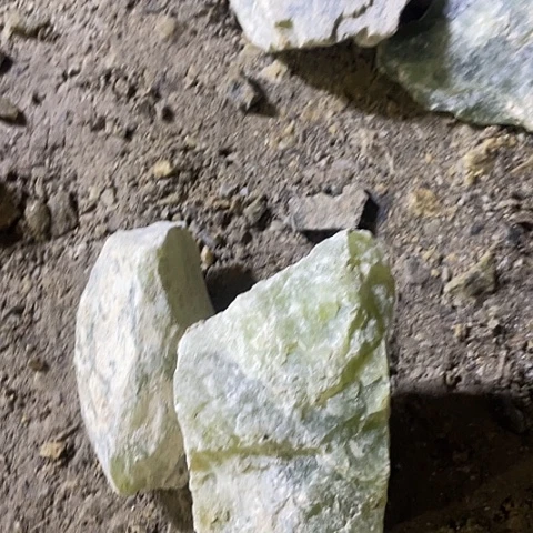 蛇纹石玉颈饰未镶嵌
