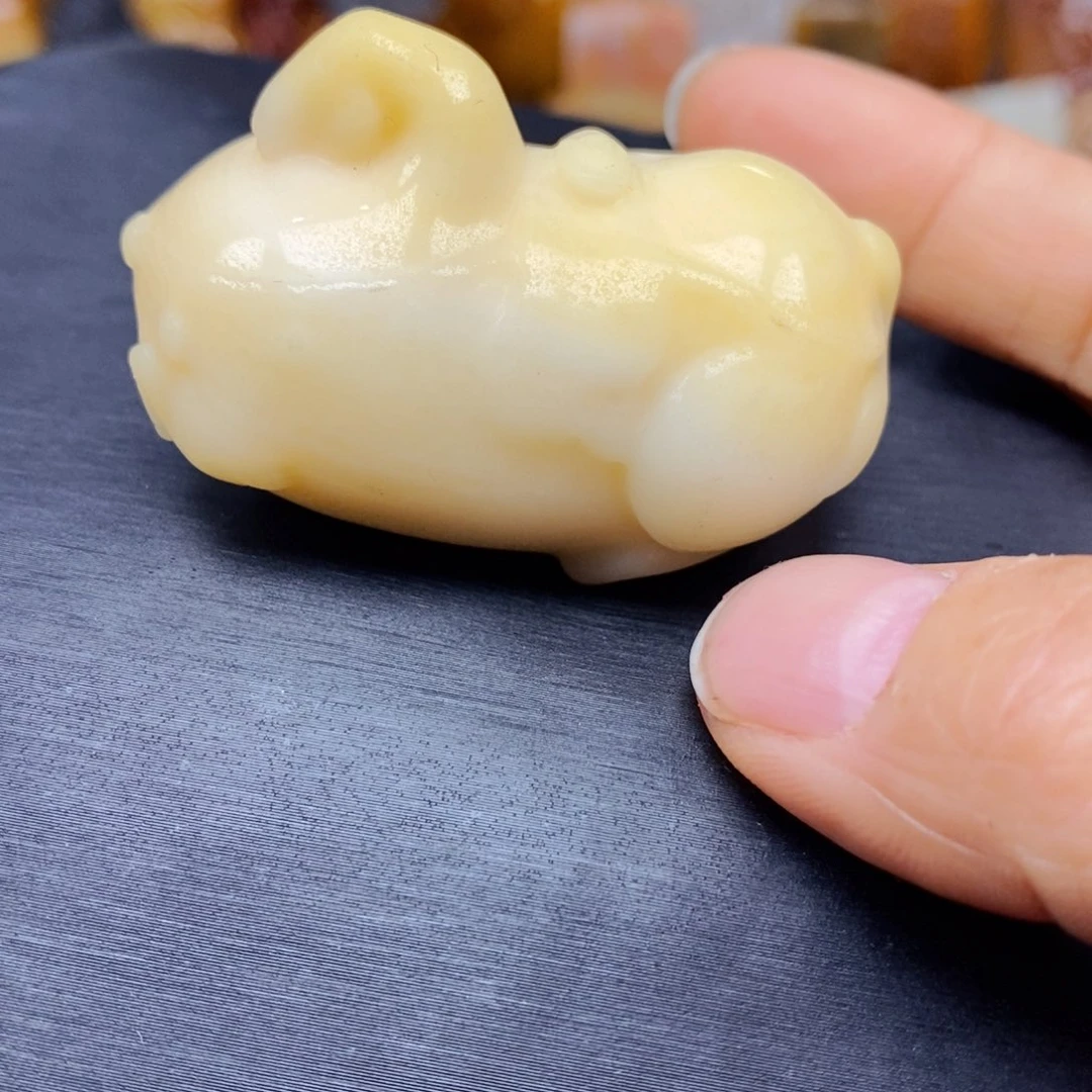 石英质玉（黄龙玉）颈饰未镶嵌