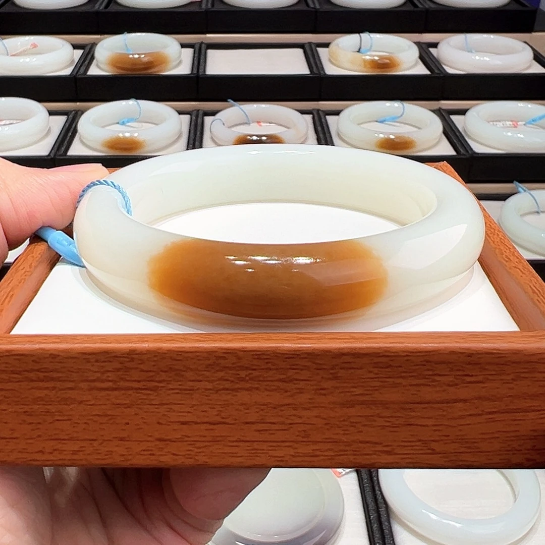 涵***学和田玉（糖玉）未镶嵌手镯尾款