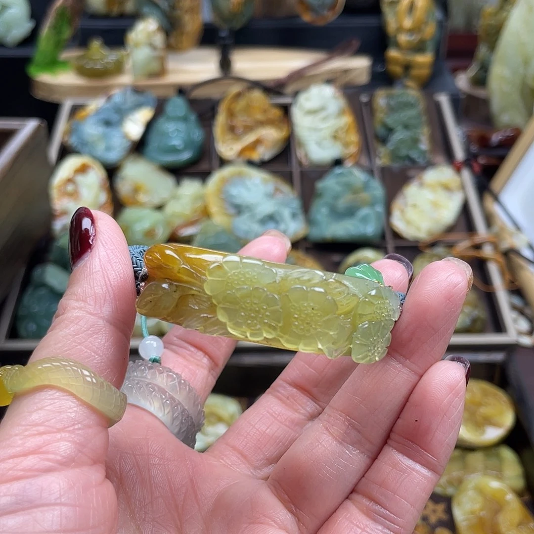 蛇纹石玉颈饰未镶嵌?****?花玉手牌