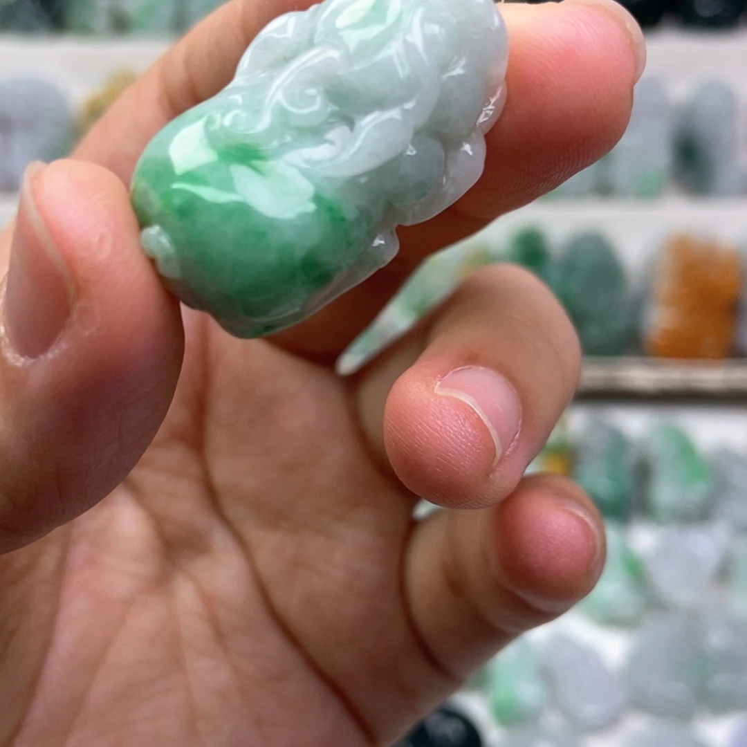 翡翠未镶嵌吊坠(赠链)