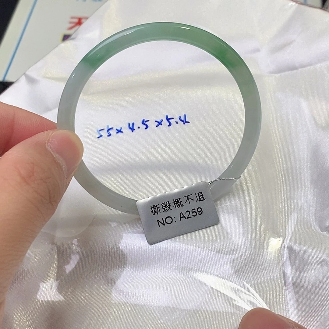 翡翠未镶嵌手镯（圆镯）