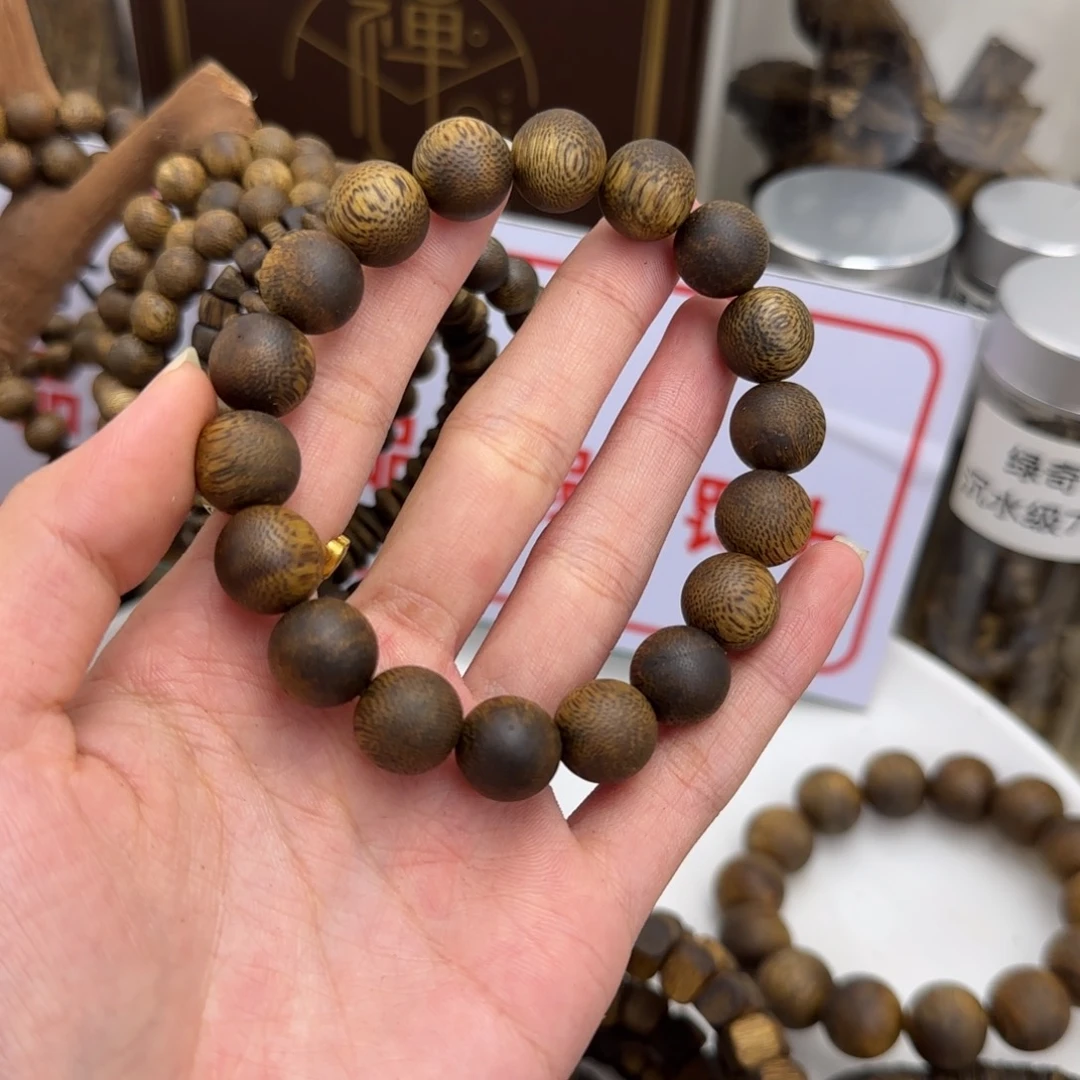 荣***。沉香沉香碎屑奇楠沉香卡1.2单圈