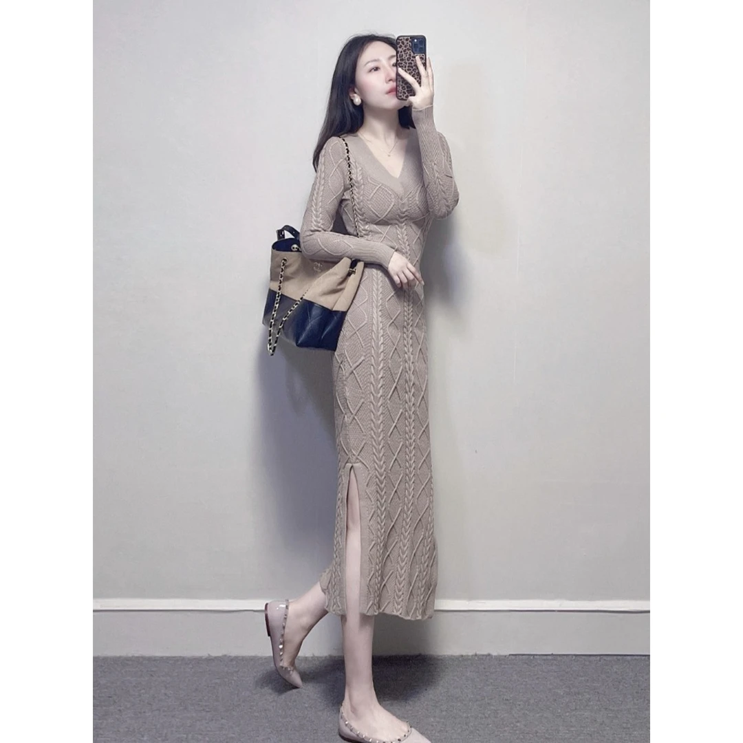 杏色针织连衣裙女2025冬季软糯慵懒风轻熟气质名媛配大衣掐腰长裙