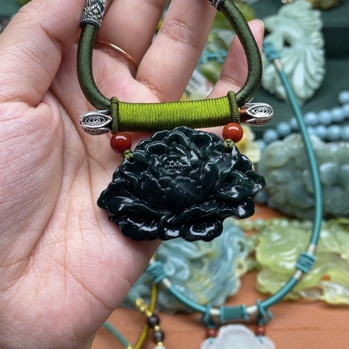 蛇纹石玉吊坠合金