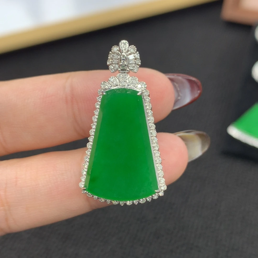 颈饰18K金镶嵌翡翠无事牌