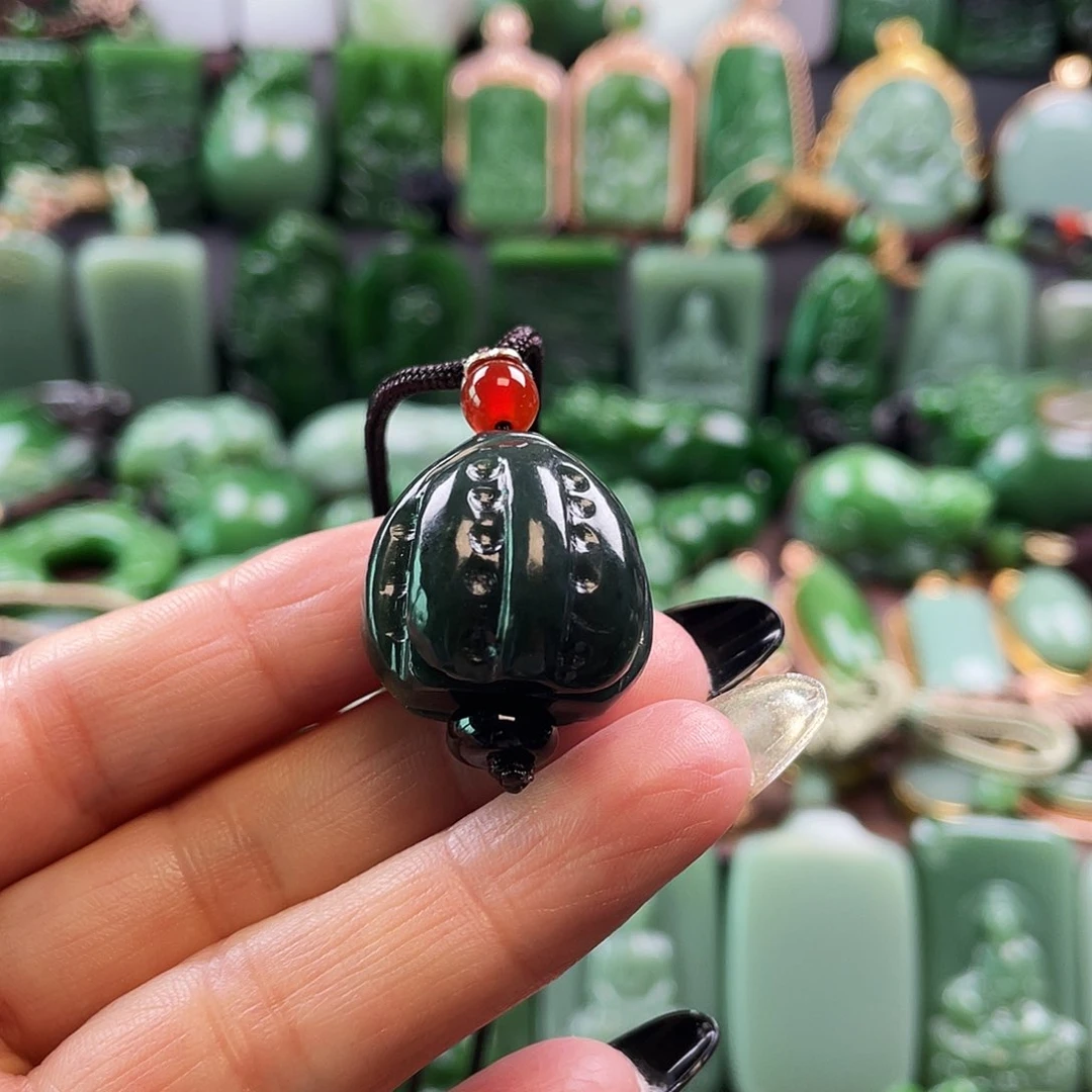 和田玉挂件未镶嵌什****?