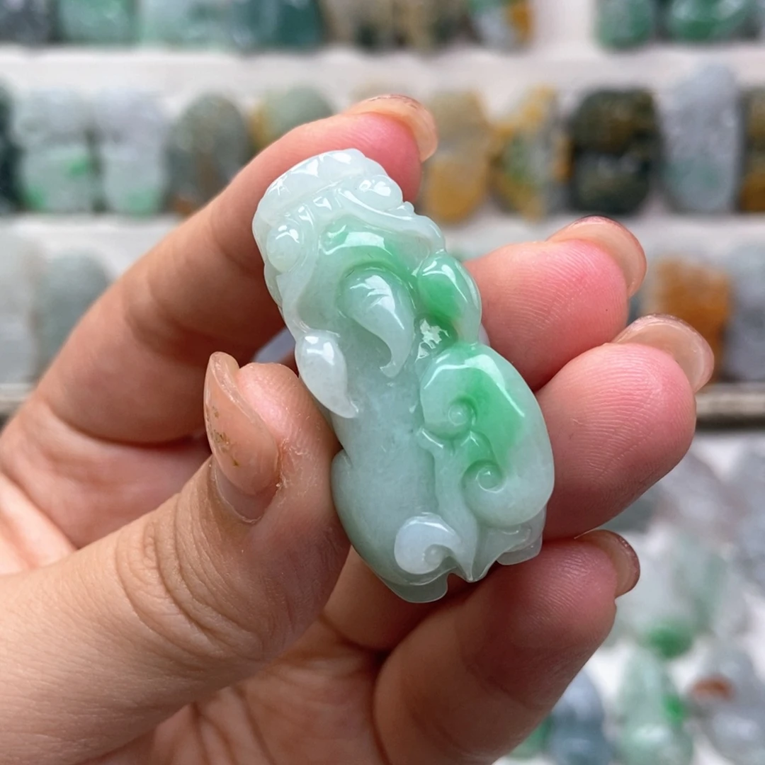 翡翠未镶嵌吊坠(赠链)