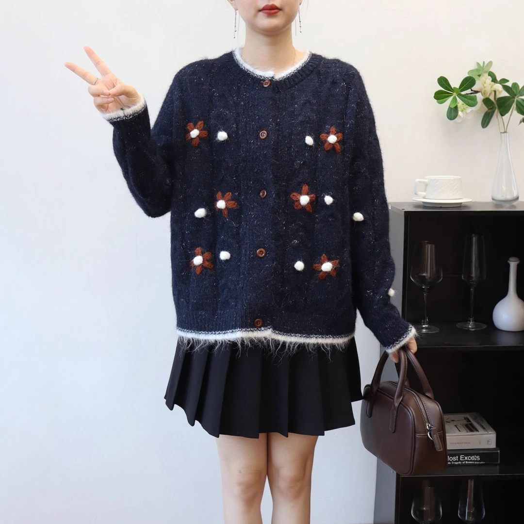 2025年秋冬新款重工刺绣针织开衫女设计感宽松百搭慵懒风毛衣外套