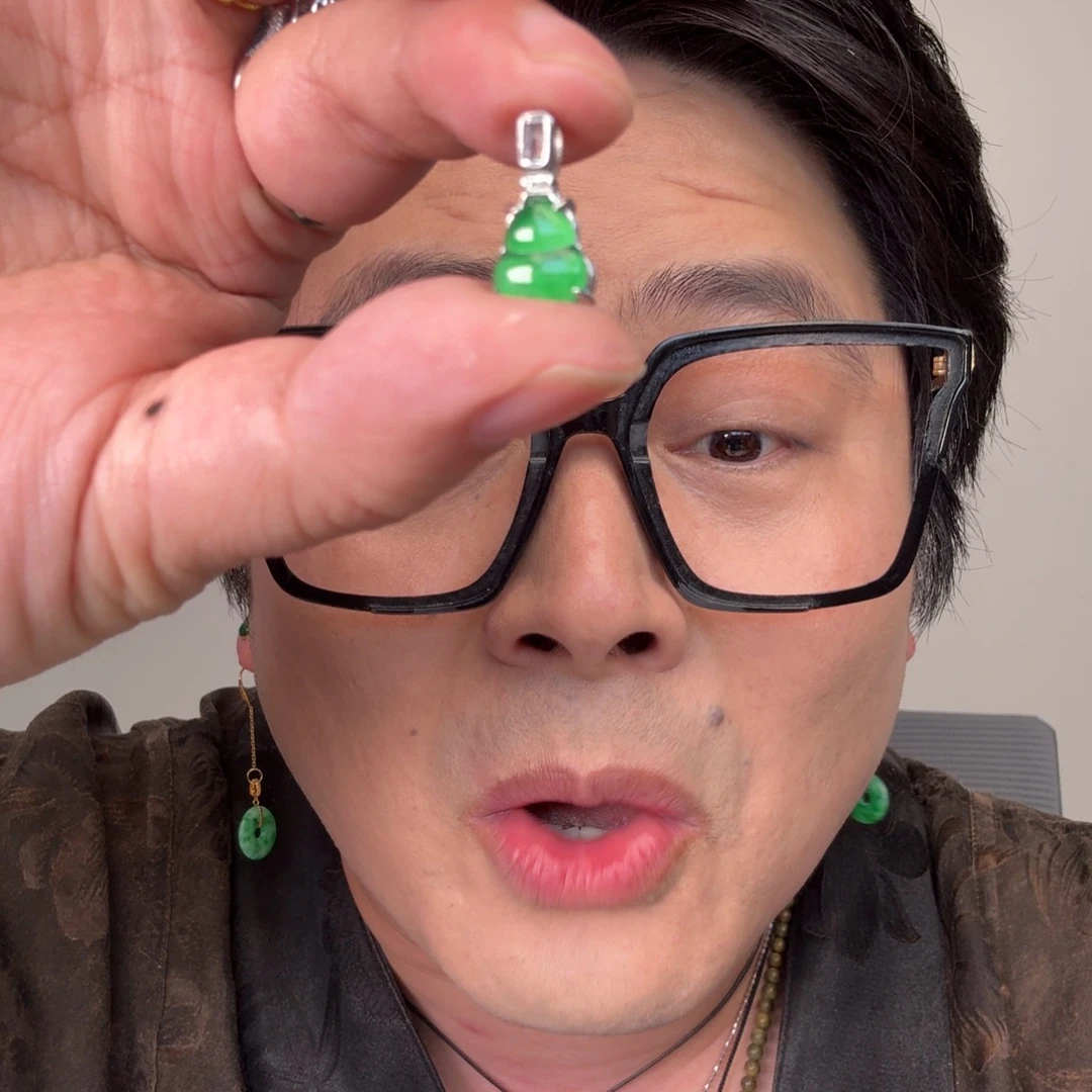 翡翠未镶嵌颈饰一件