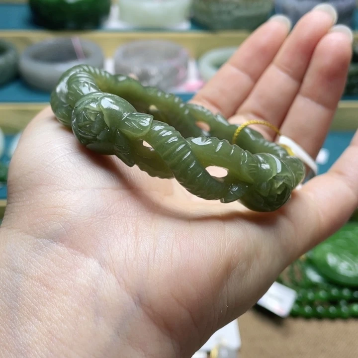 和田玉手镯60+圈口。编号105未镶嵌