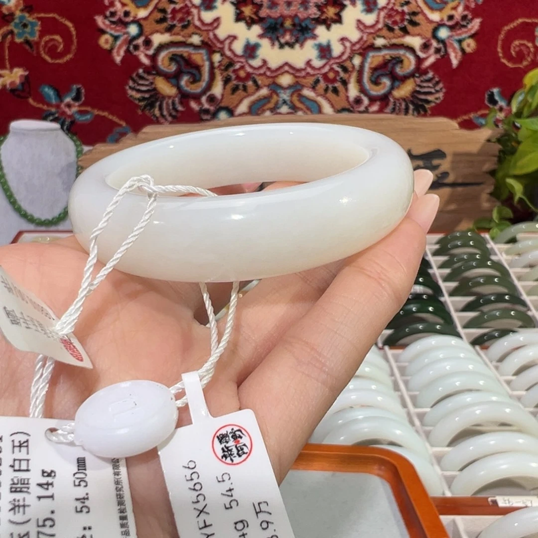 未镶嵌手镯和田玉优雅羊脂白玉手镯 宽胎老料