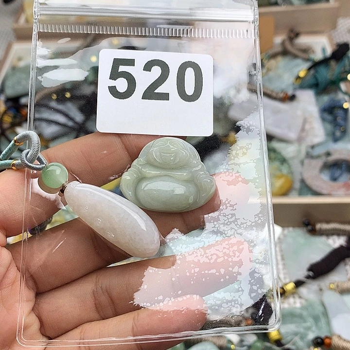 翡翠颈饰未镶嵌两**宝翡翠