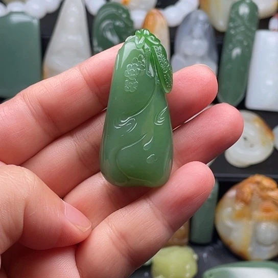 ****兰和田玉（碧玉）未镶嵌颈饰
