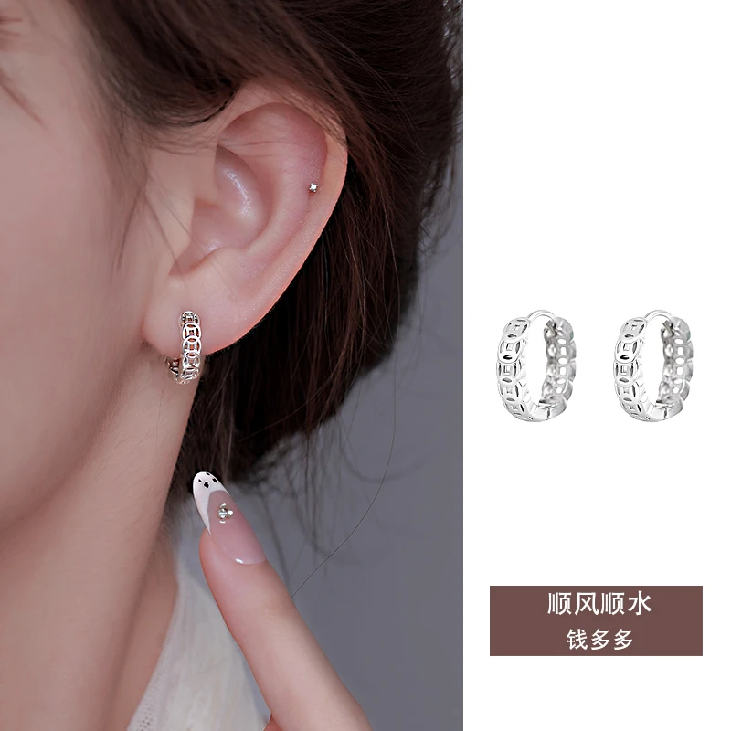 铜合金耳饰 钱多多耳环女2025新款耳圈轻奢高级镂空铜钱耳扣耳饰