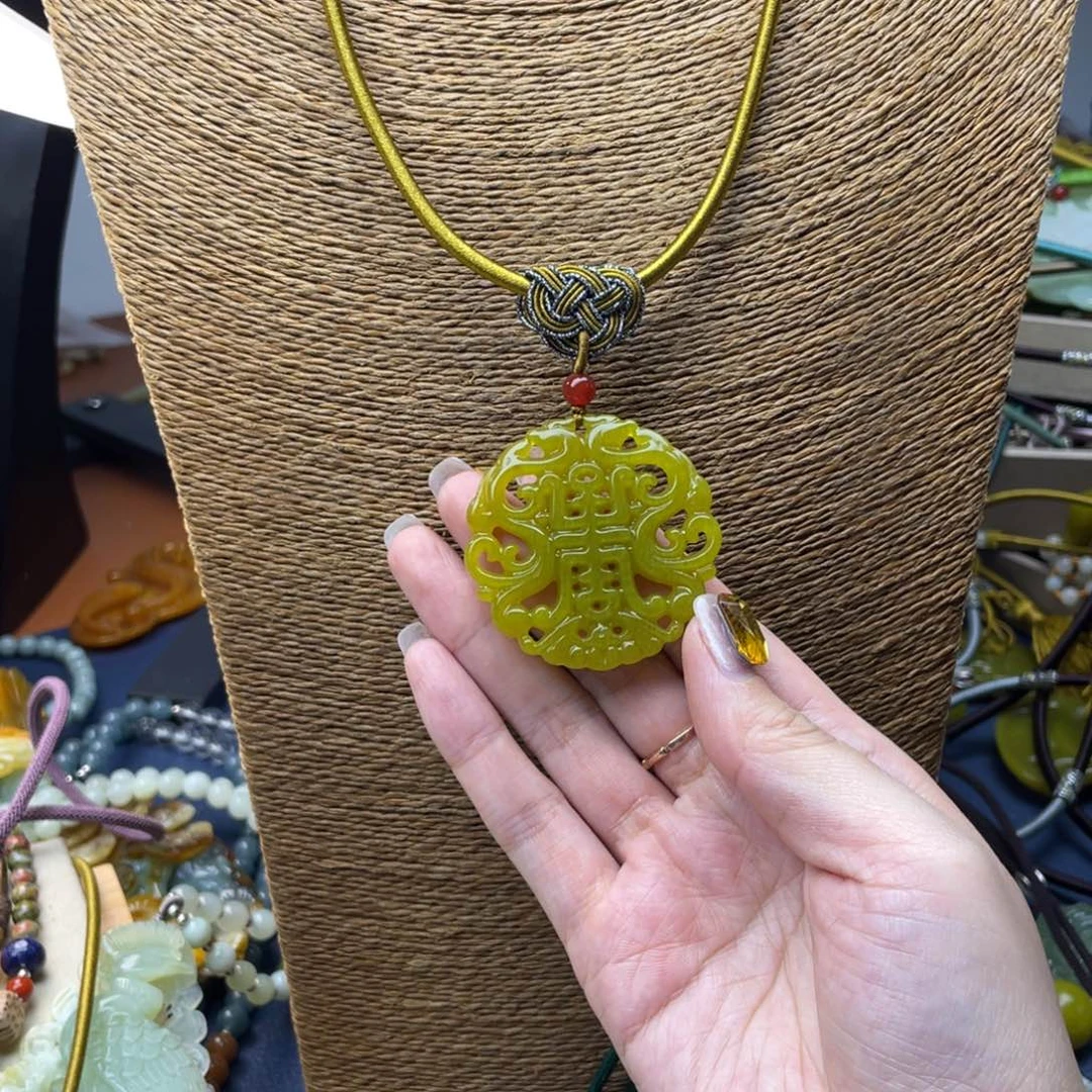 蛇纹石玉颈饰未镶嵌