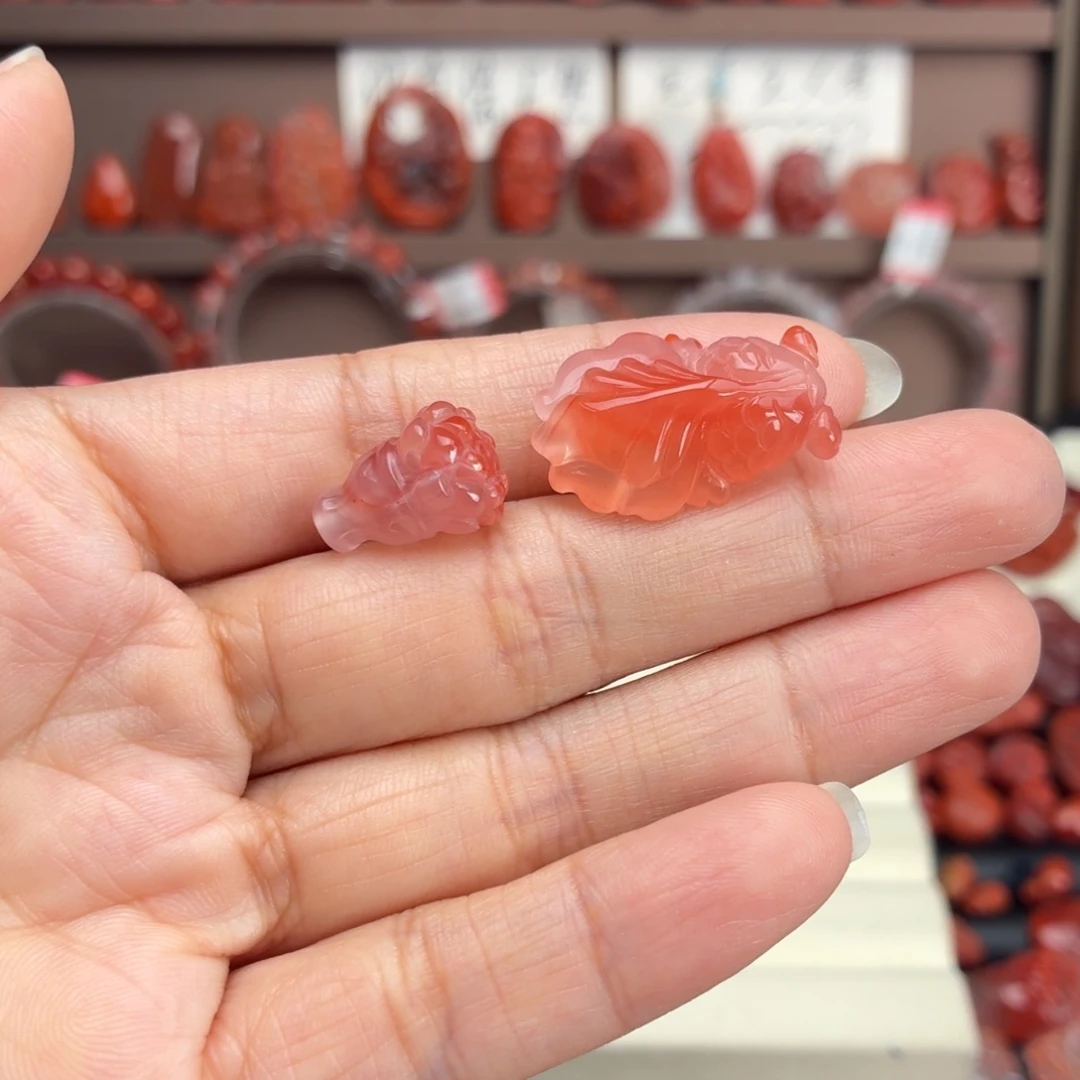 拢***雨南红玛瑙未镶嵌颈饰2个