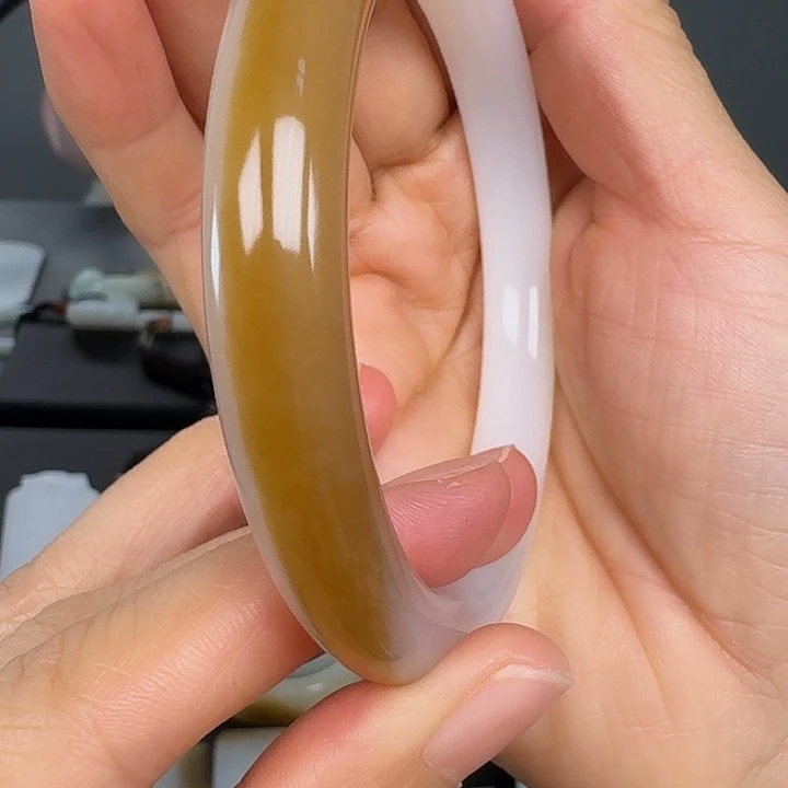 和田玉未镶嵌手镯